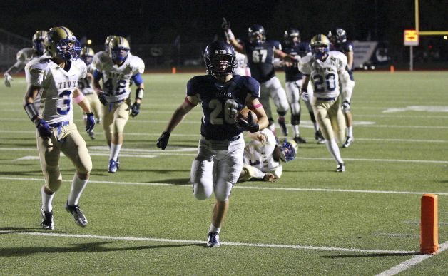 Austin Humphrey scoring touchdown against Kerrville Tivy